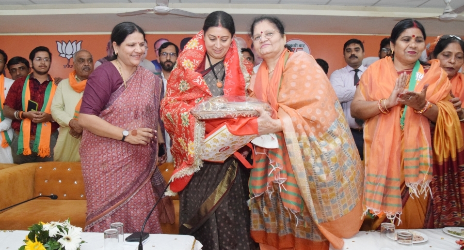 कांग्रेस उन बहनों को जवाब दें, जो धारा 370 के कारण करवा चौथ नहीं मना पाई-स्मृति ईरानी